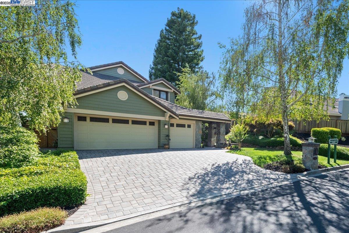 Property Photo: 560 Buttonwood Dr CA 94506