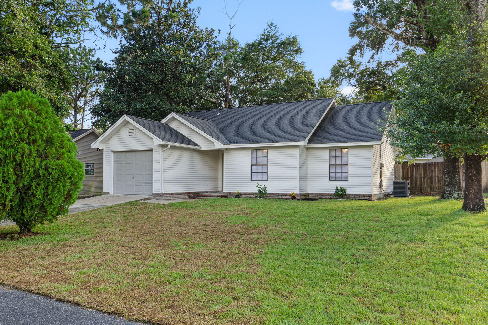Property Photo: 136 Oak Terrace Drive FL 32539