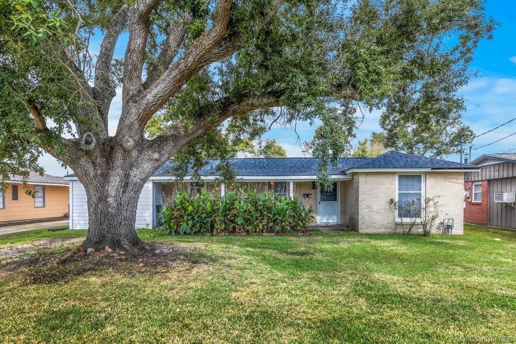 Property Photo: 417 E Claude Street LA 70605