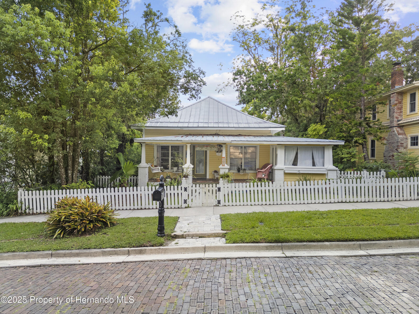 Property Photo:  408 S Brooksville Avenue  FL 34601 