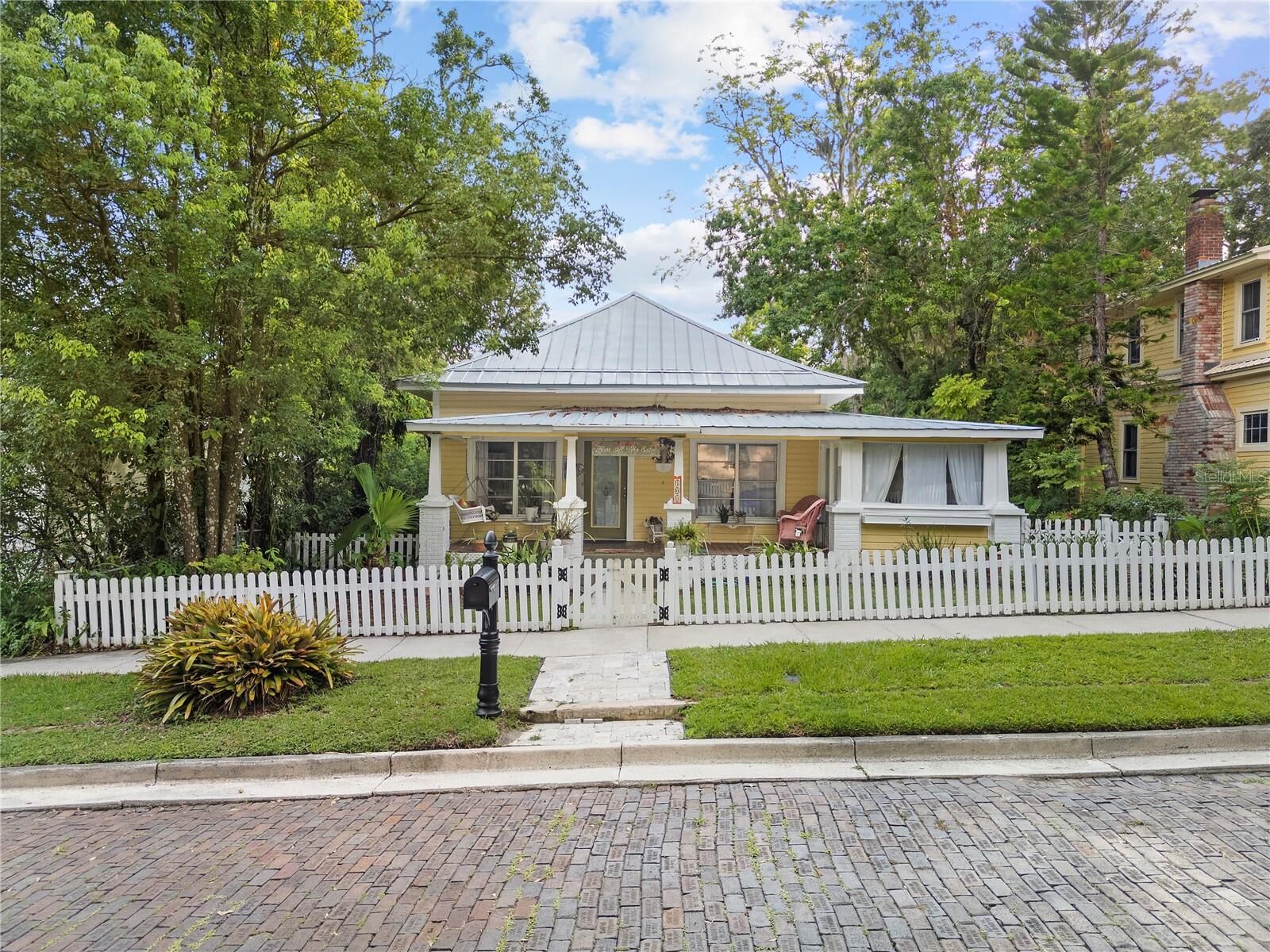 Property Photo:  408 S Brooksville Avenue  FL 34601 