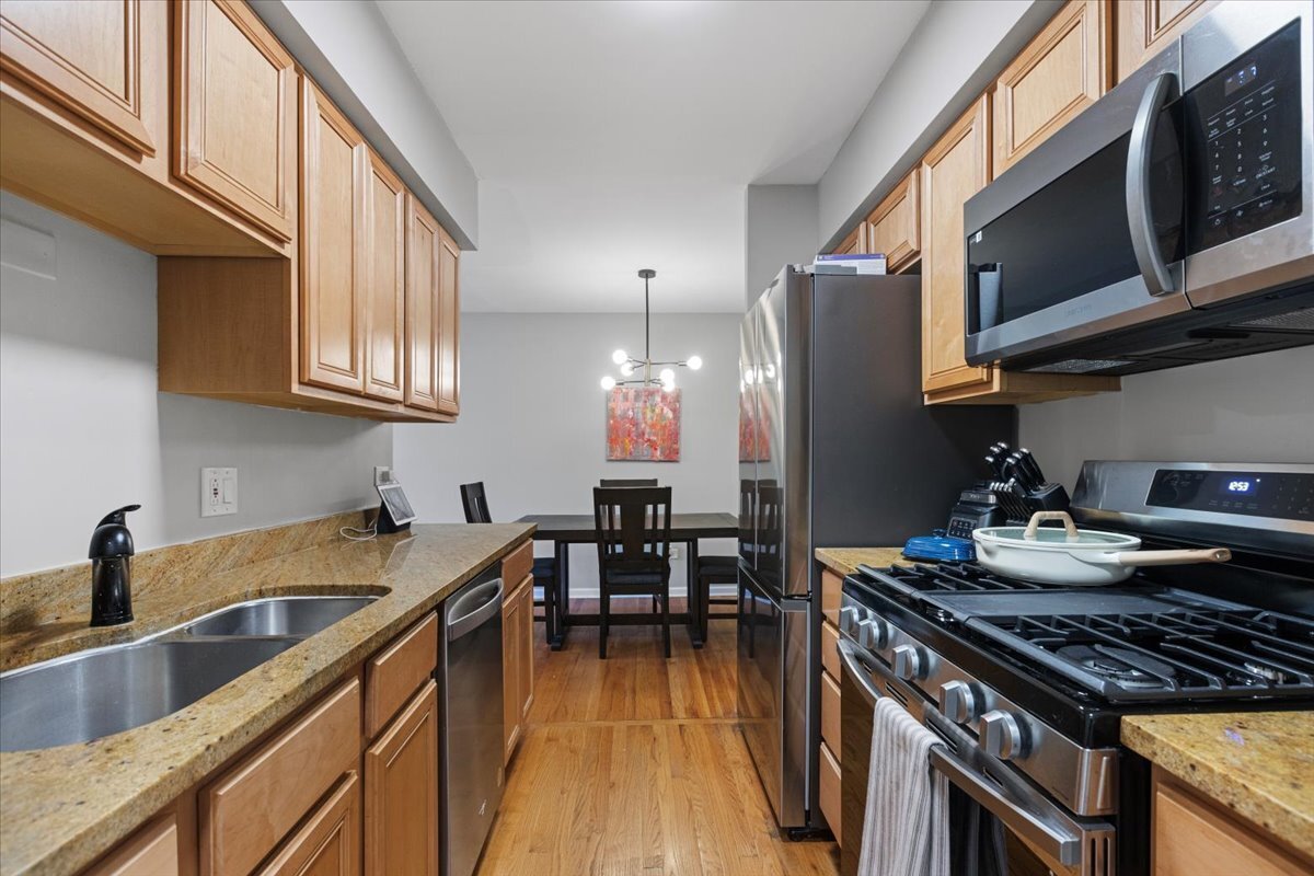 Property Photo: 1415 W Lunt Avenue 402 IL 60626