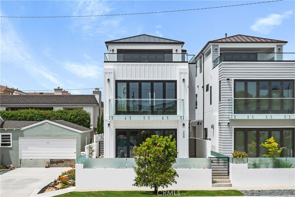 Property Photo: 209 Huntington Street CA 92648