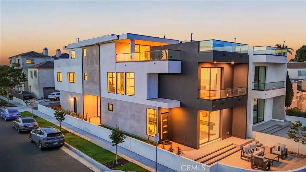 201 Indianapolis Avenue  Huntington Beach CA 92648 photo