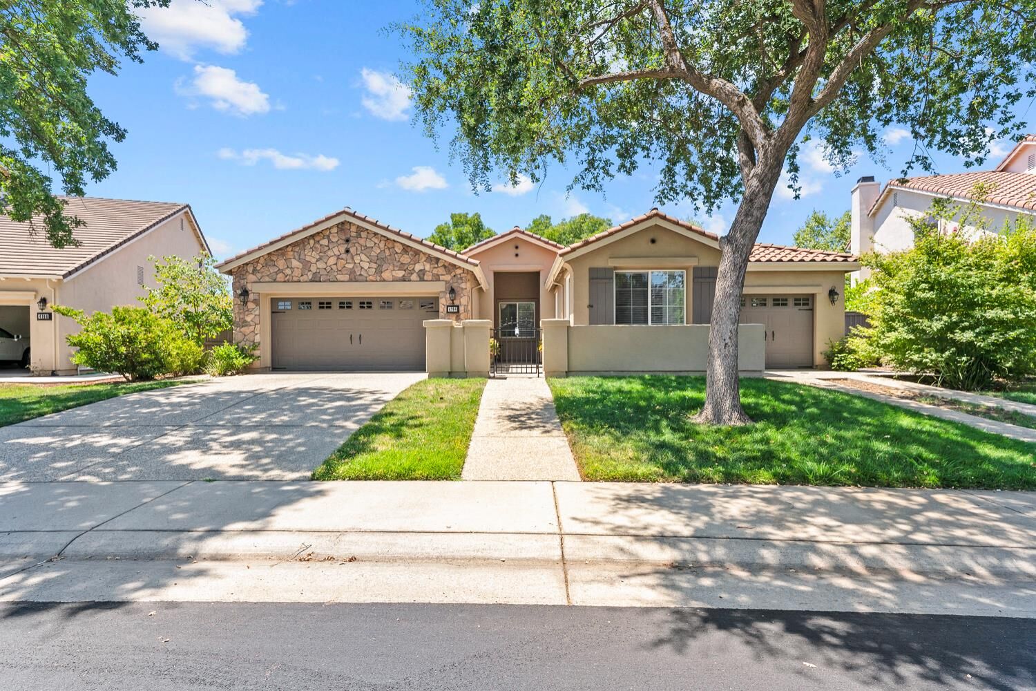 Property Photo: 4194 Tulip Park Way CA 95742