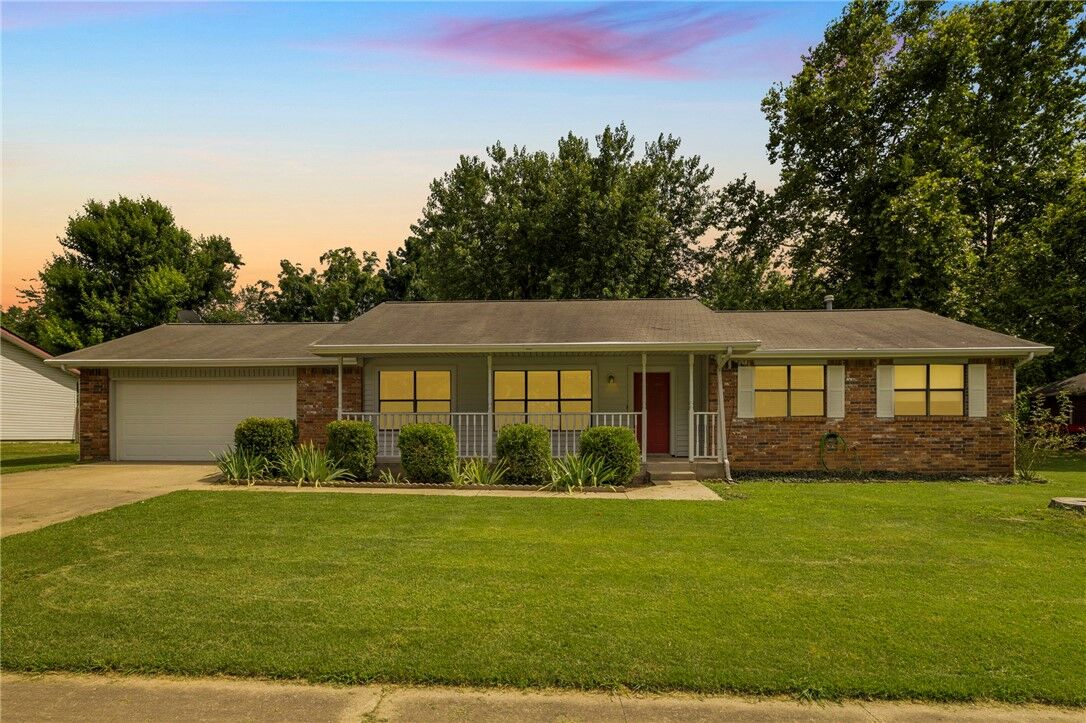 Property Photo:  811 Maple Street  AR 72753 