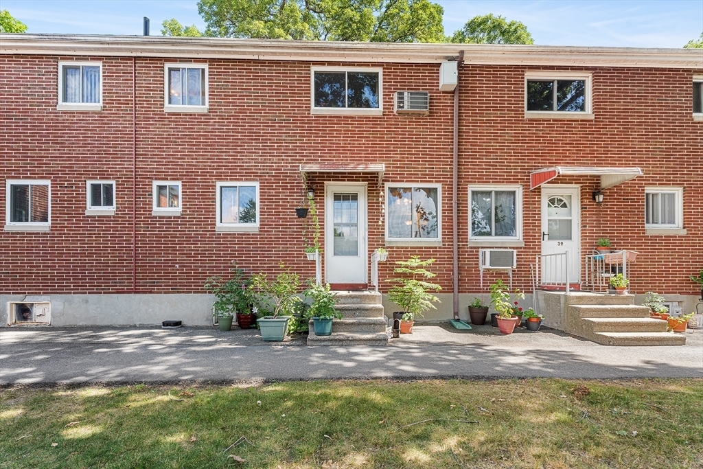 Property Photo: 38 Wilson Dr 38 MA 01702