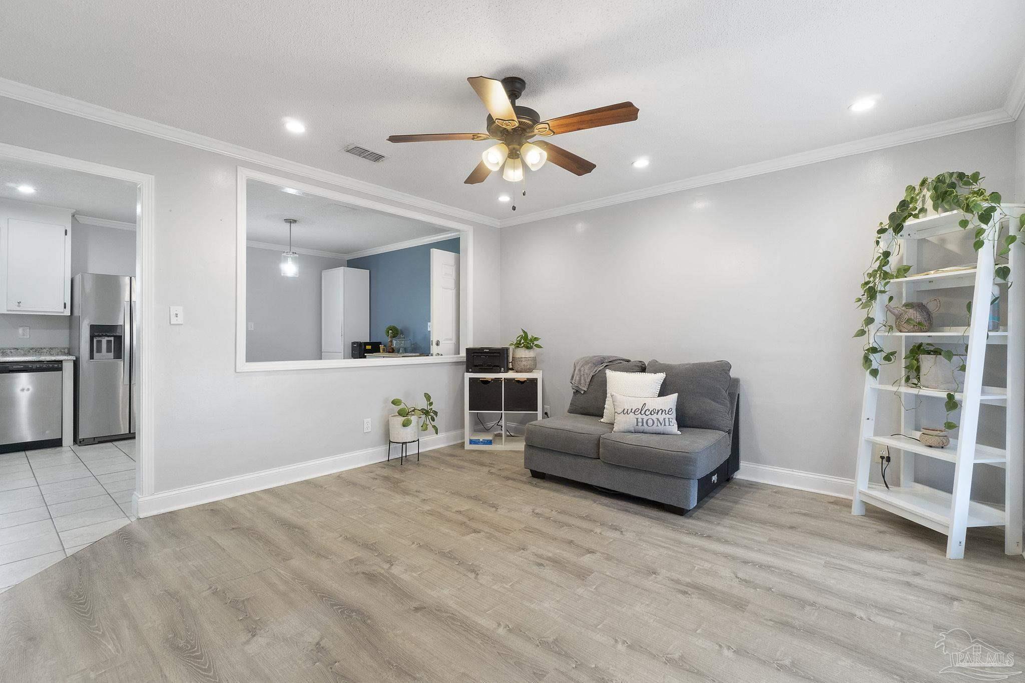 Property Photo: 735 Gonzalez Park Dr FL 32533
