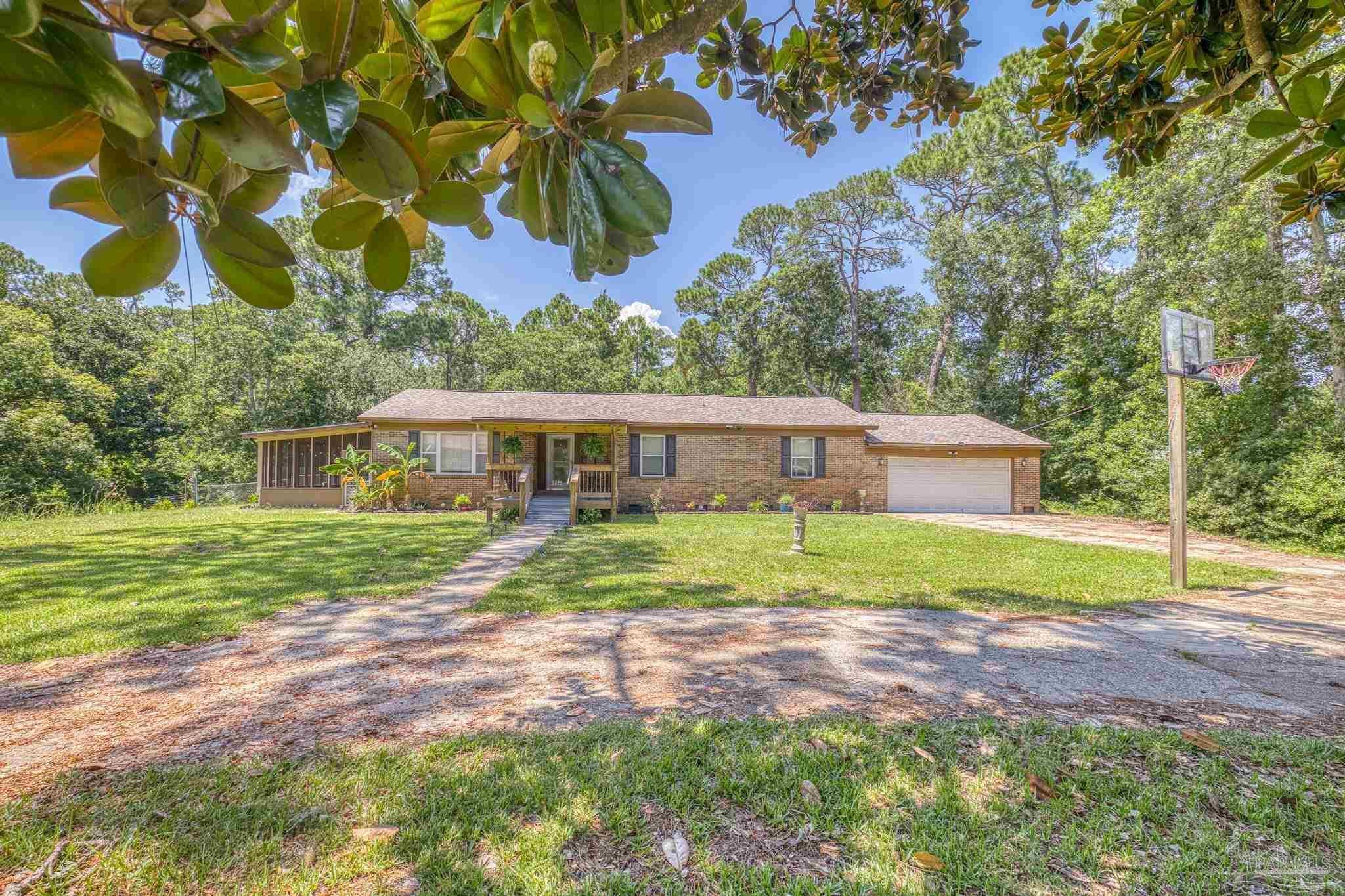 Property Photo: 3044 Laurel Dr FL 32563