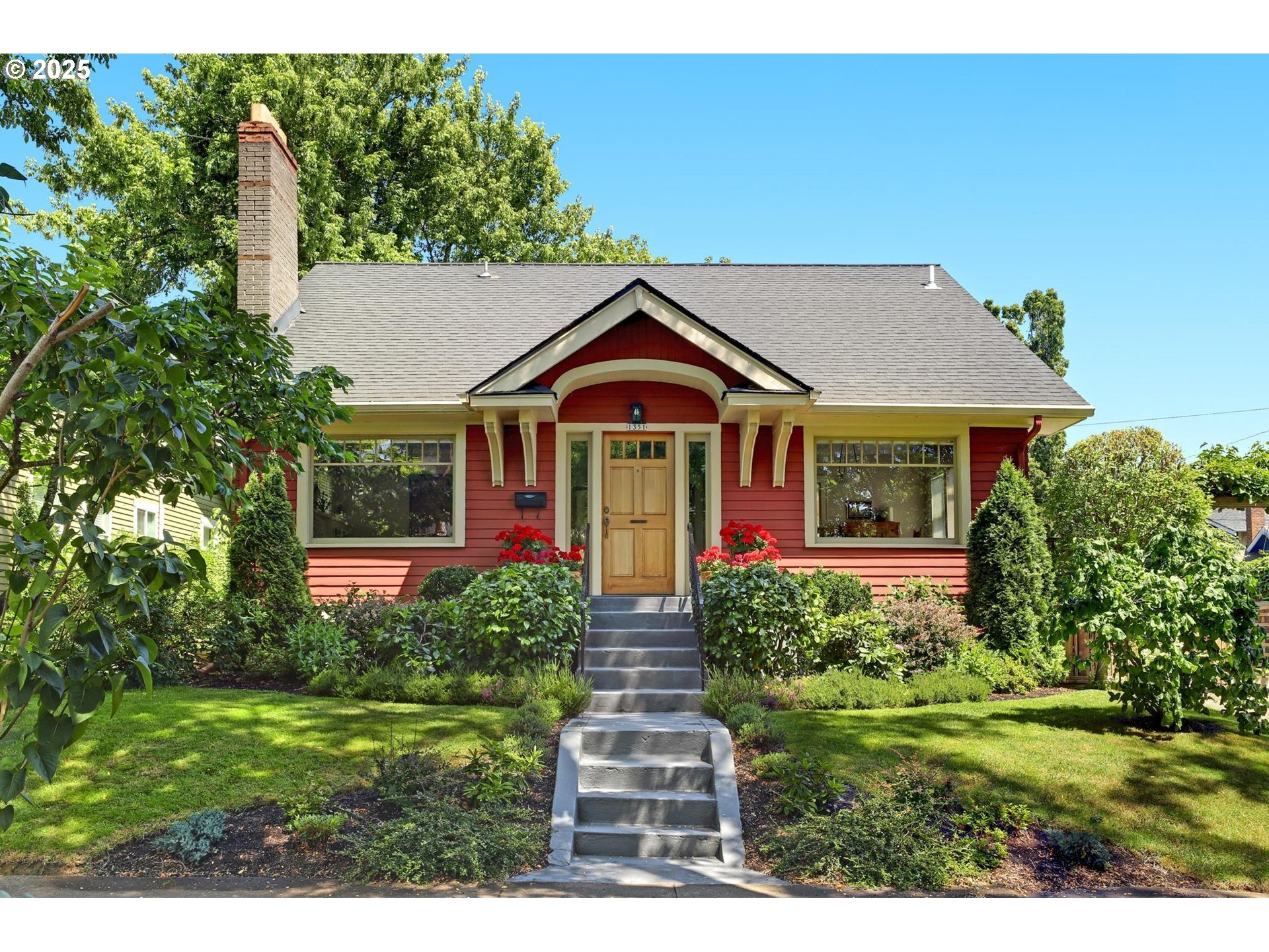 Property Photo:  1351 SE Flavel St  OR 97202 