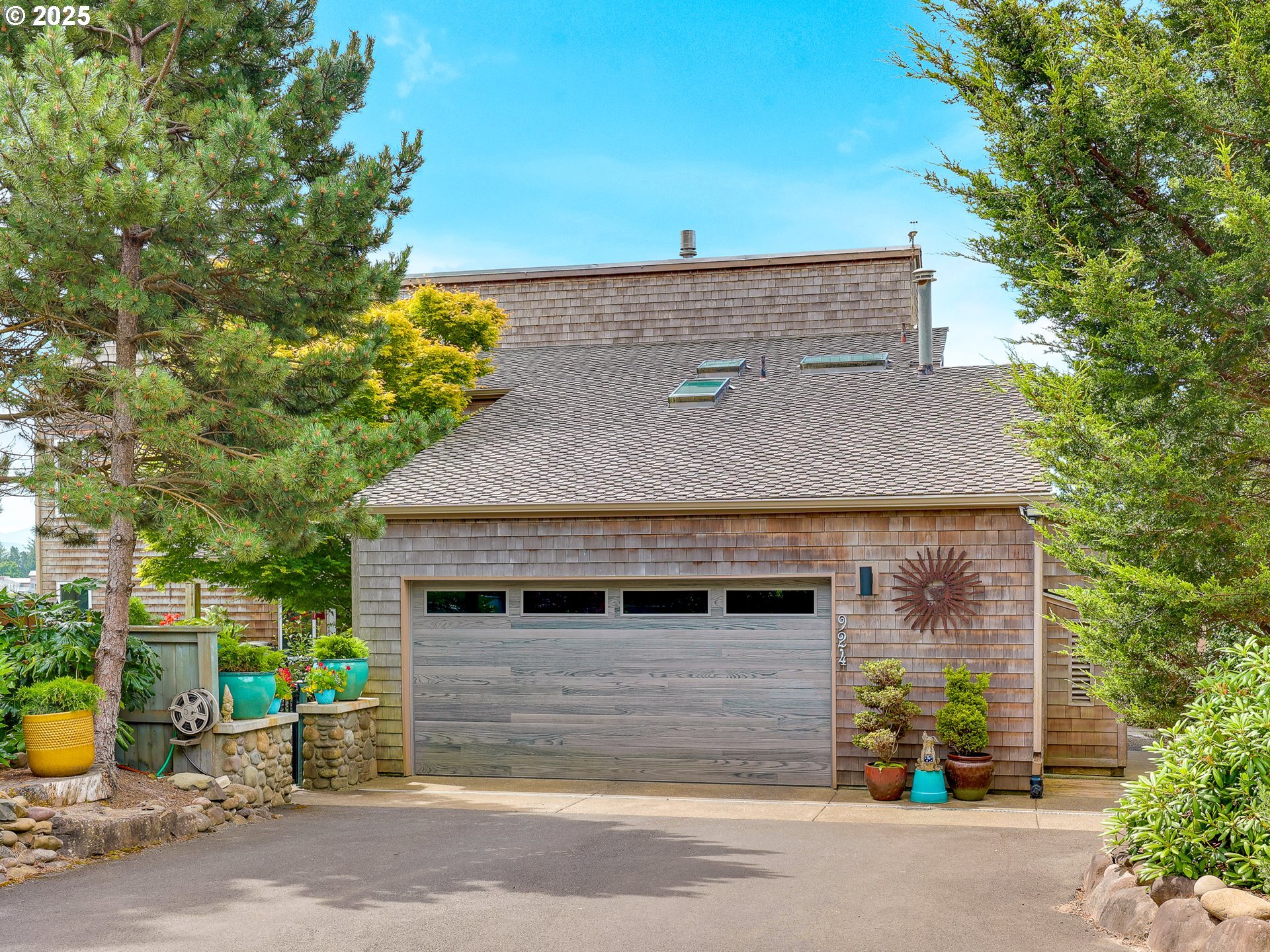 Property Photo: 924 Little Beach Dr OR 97138