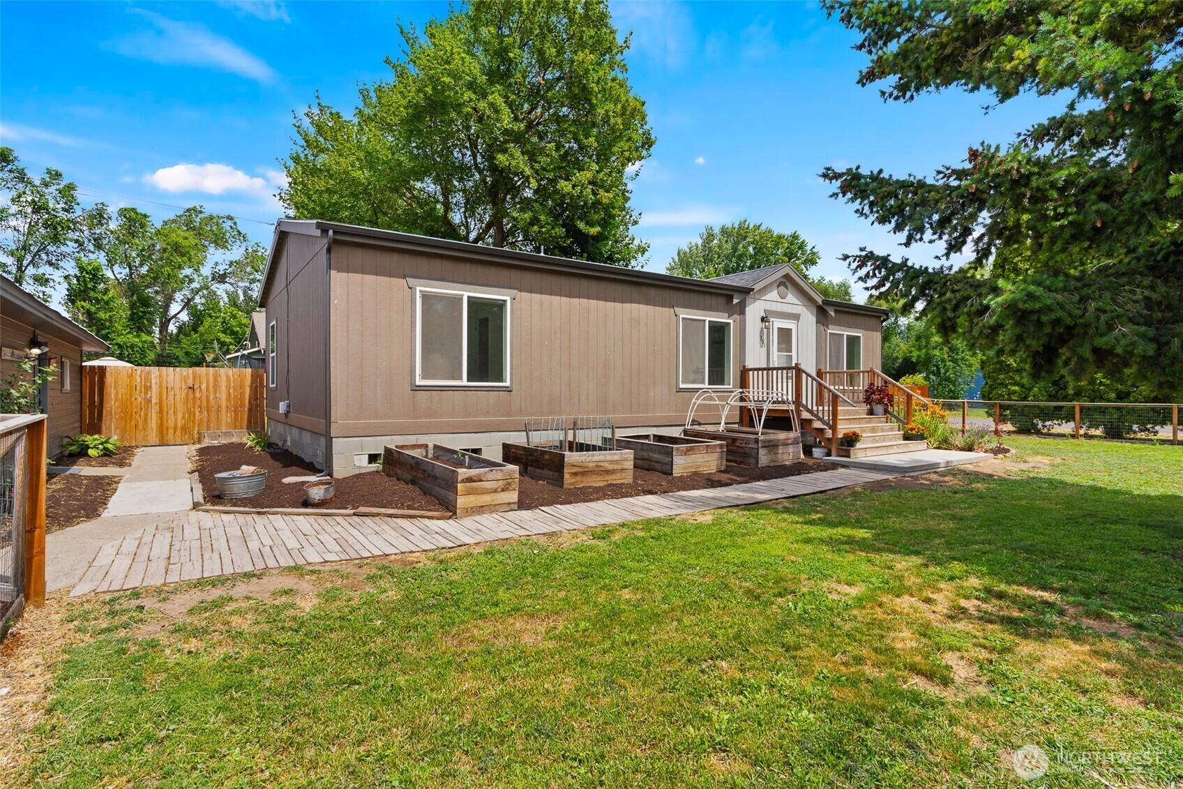 Property Photo: 301 W 2nd Avenue WA 98934