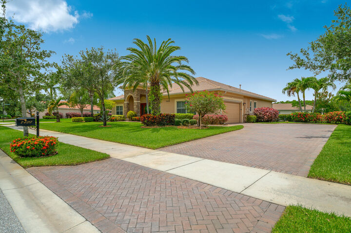 Property Photo: 7422 SE Belle Maison Drive FL 34997