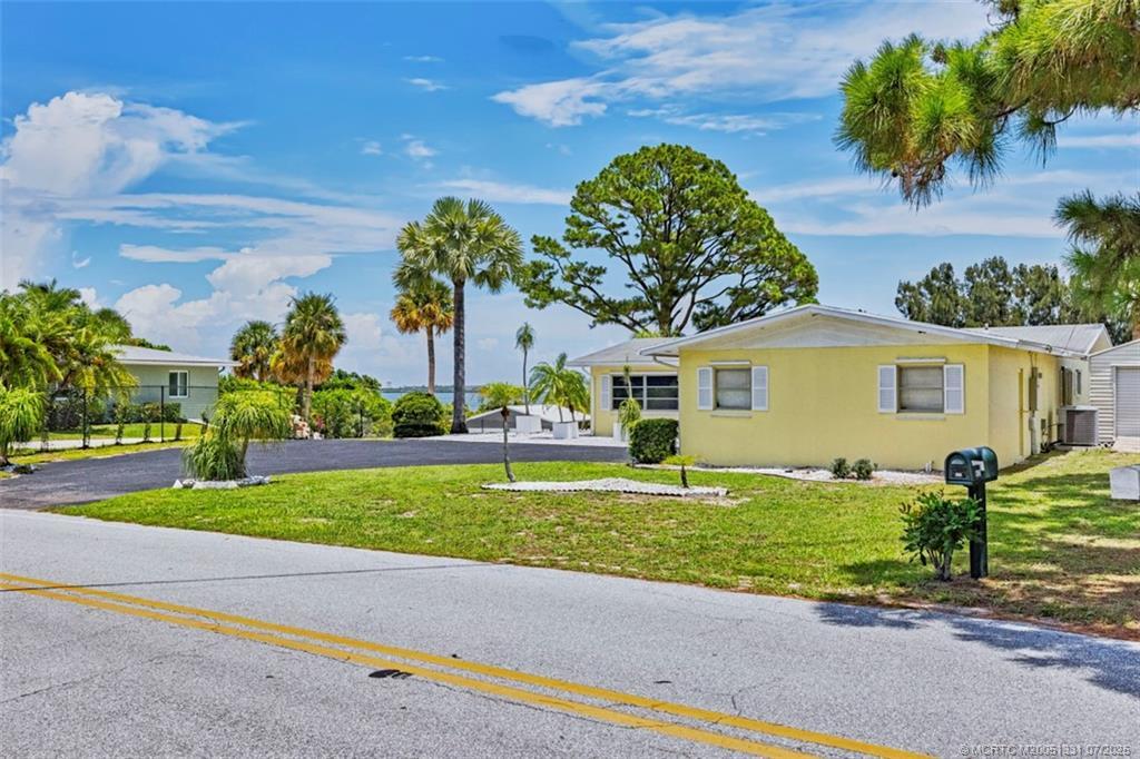 Property Photo: 4133 NE Skyline Drive FL 34957