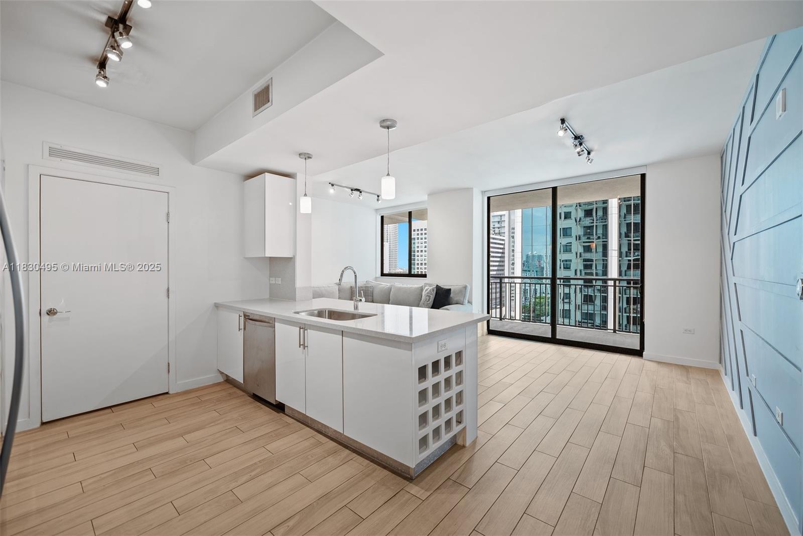 999 SW 1st Ave 1615  Miami FL 33130 photo