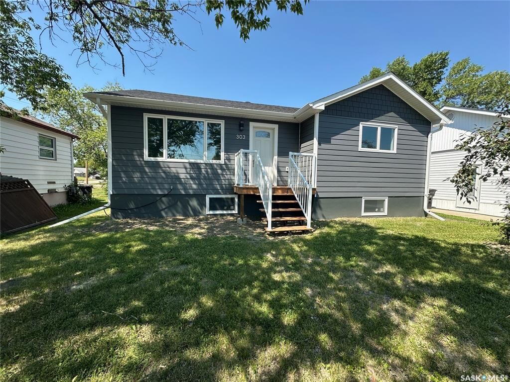 Property Photo:  303 2nd Street NE  SK S0K 4V0 