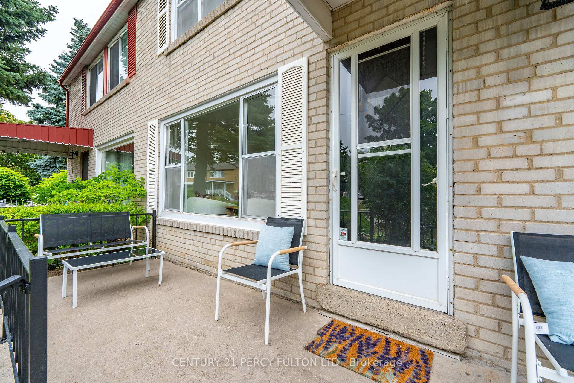 Photo de la propriété: 10 Chestnut Crescent ON M1L 1Y5