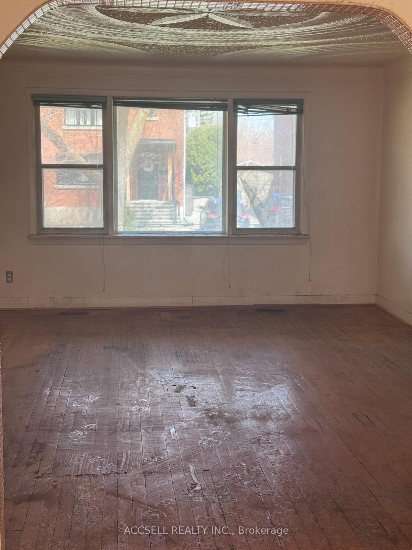 Property Photo: 1122 Aldea Avenue ON K1H 8C2