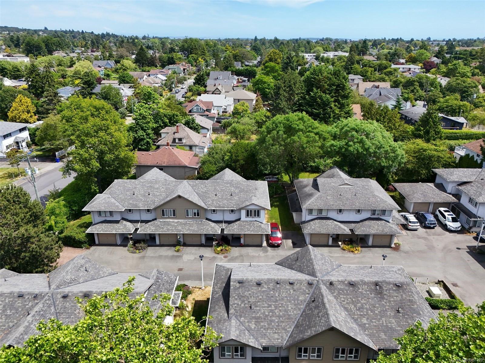Property Photo:  2669 Shelbourne St 15  BC V8R 4M1 