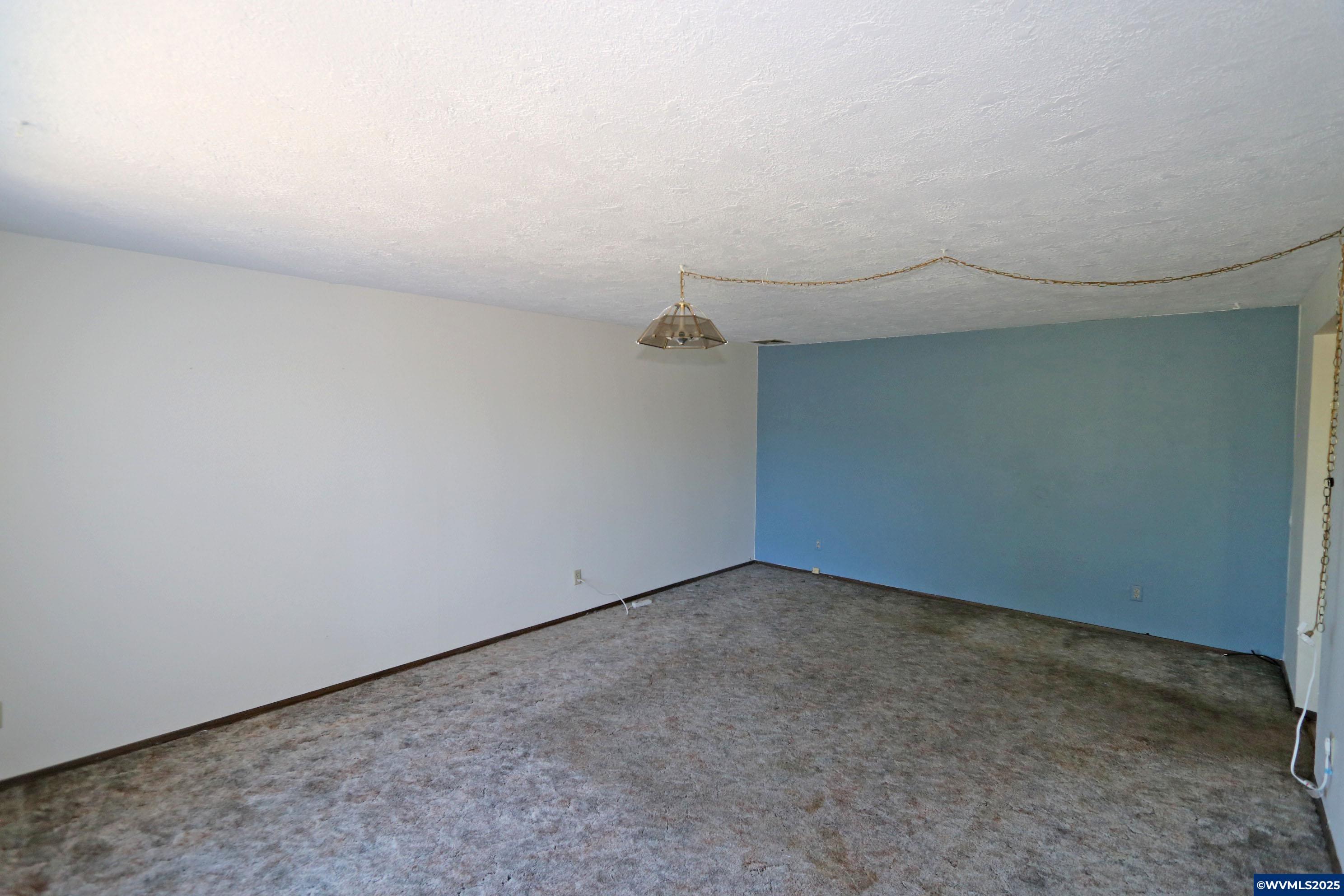 Property Photo: 431 45th Ct NE OR 97301