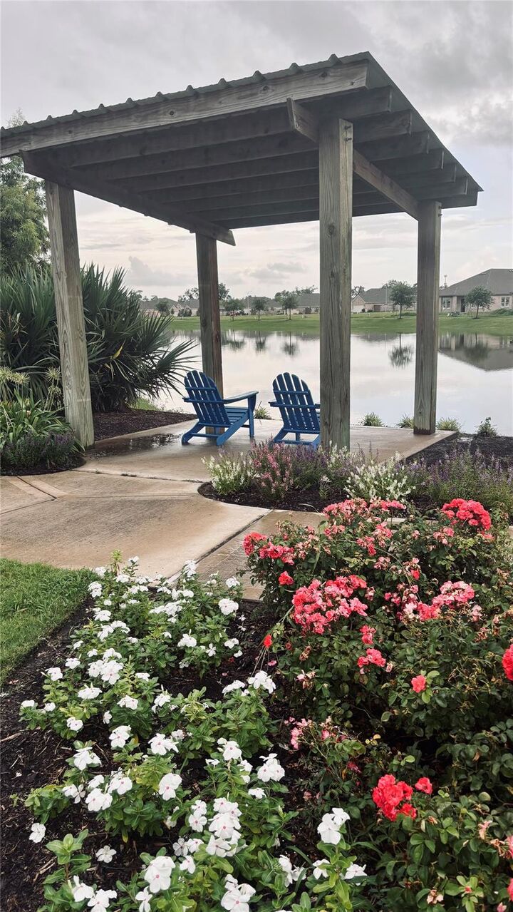 Property Photo: 214 Water Grass Trail TX 77531