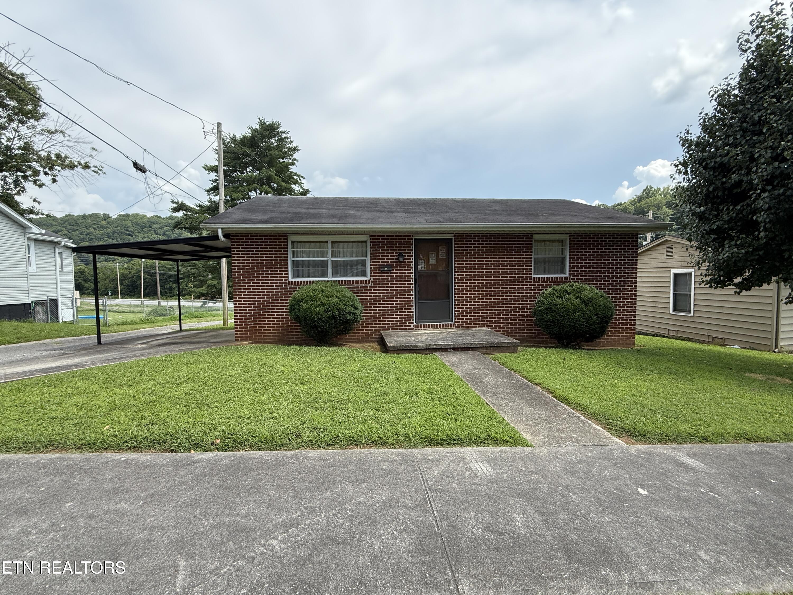 Property Photo: 410 Clifty St TN 37748