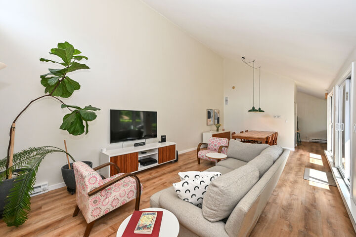 Property Photo:  400 W Willow Ct  WI 53217 