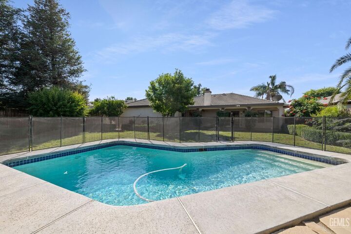 Property Photo: 631 Faversham Way CA 93311