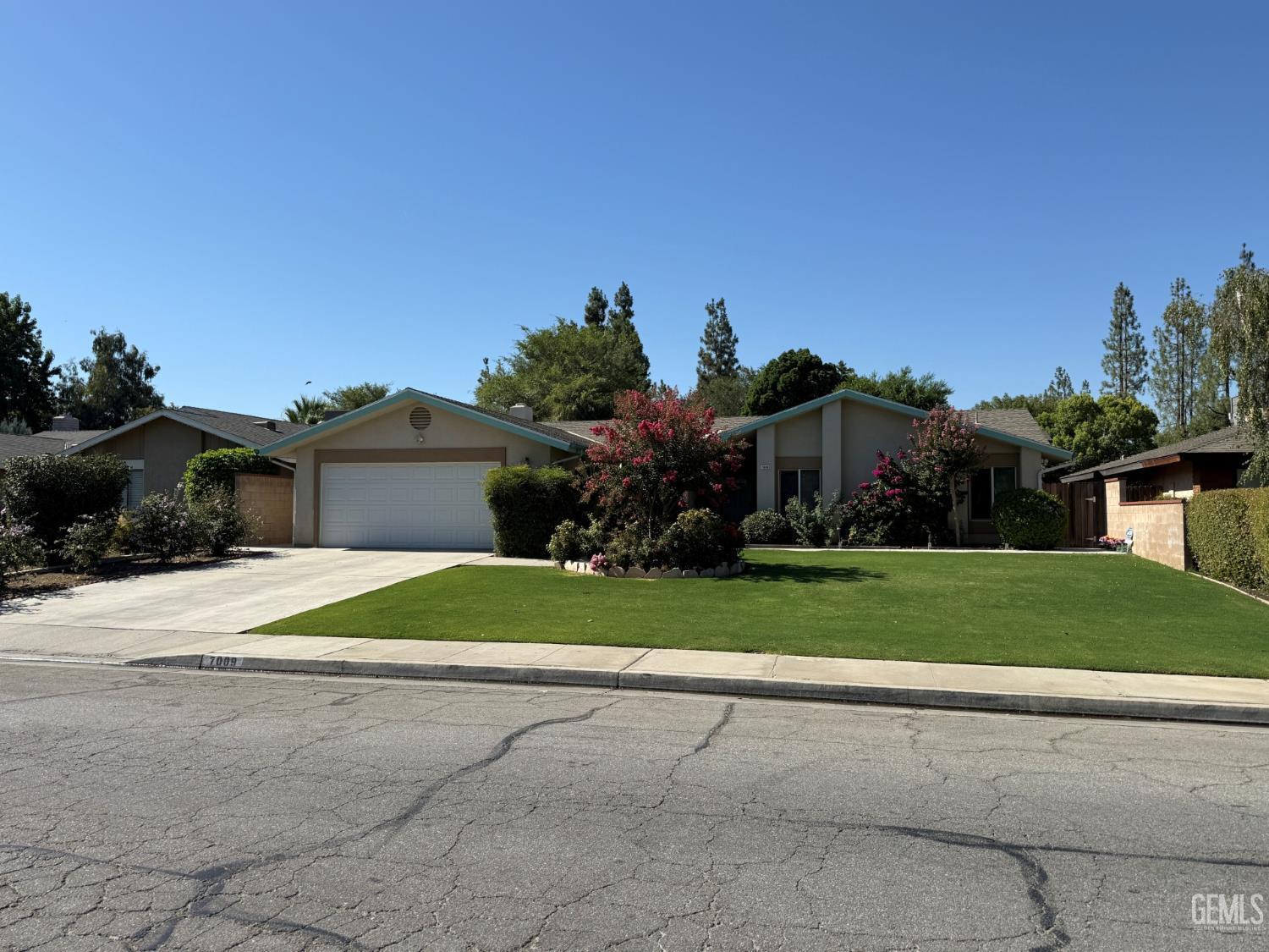 Property Photo: 7009 Quailwood Drive CA 93309