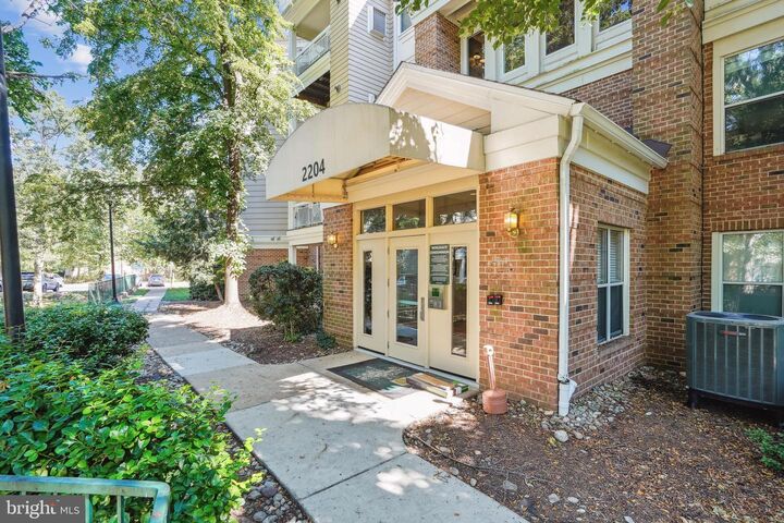 Property Photo:  2204 Westcourt Lane 116  VA 20170 