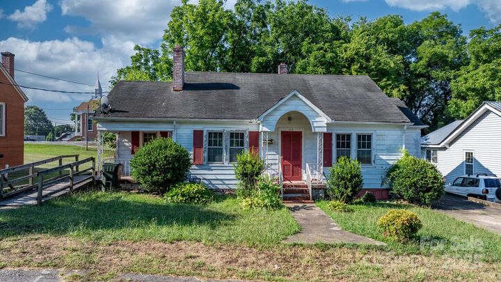 Property Photo:  117 3rd Avenue SW  NC 28602 