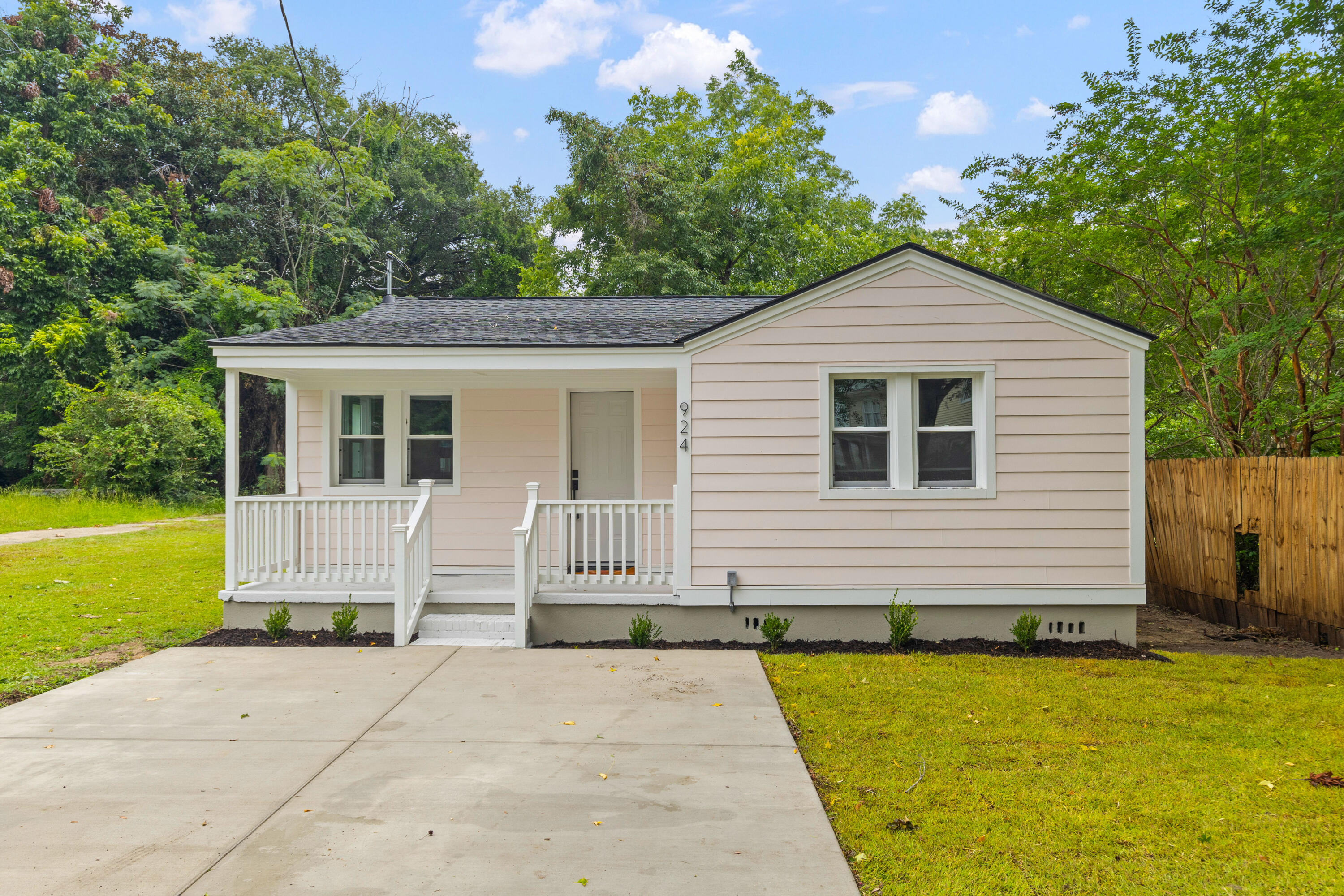Property Photo:  924 Main Street  SC 29407 