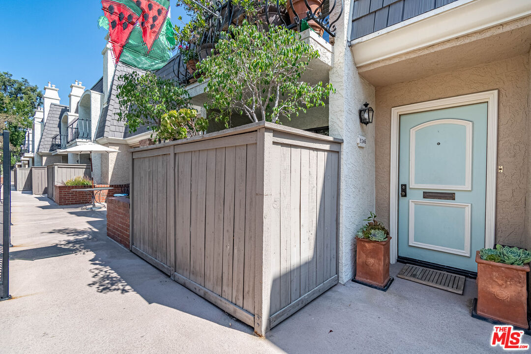 Property Photo: 624 Wilcox Ave CA 90004