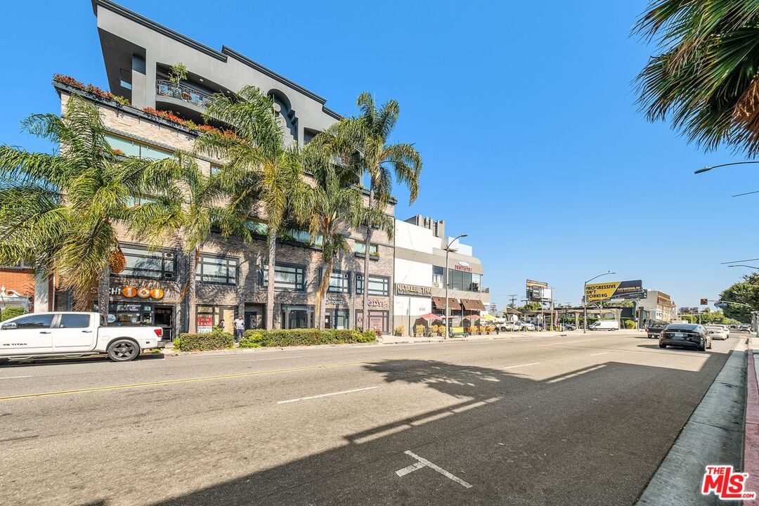 Property Photo:  930 S Robertson Blvd  CA 90035 