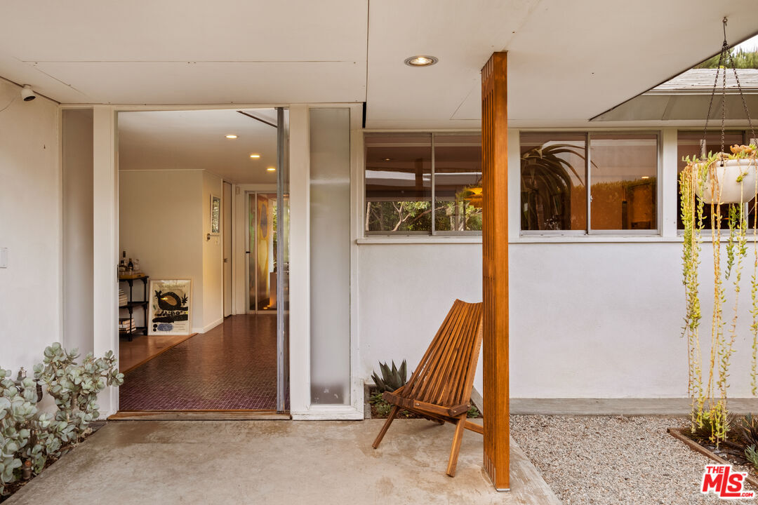 Property Photo: 2246 Chelan Pl CA 90068