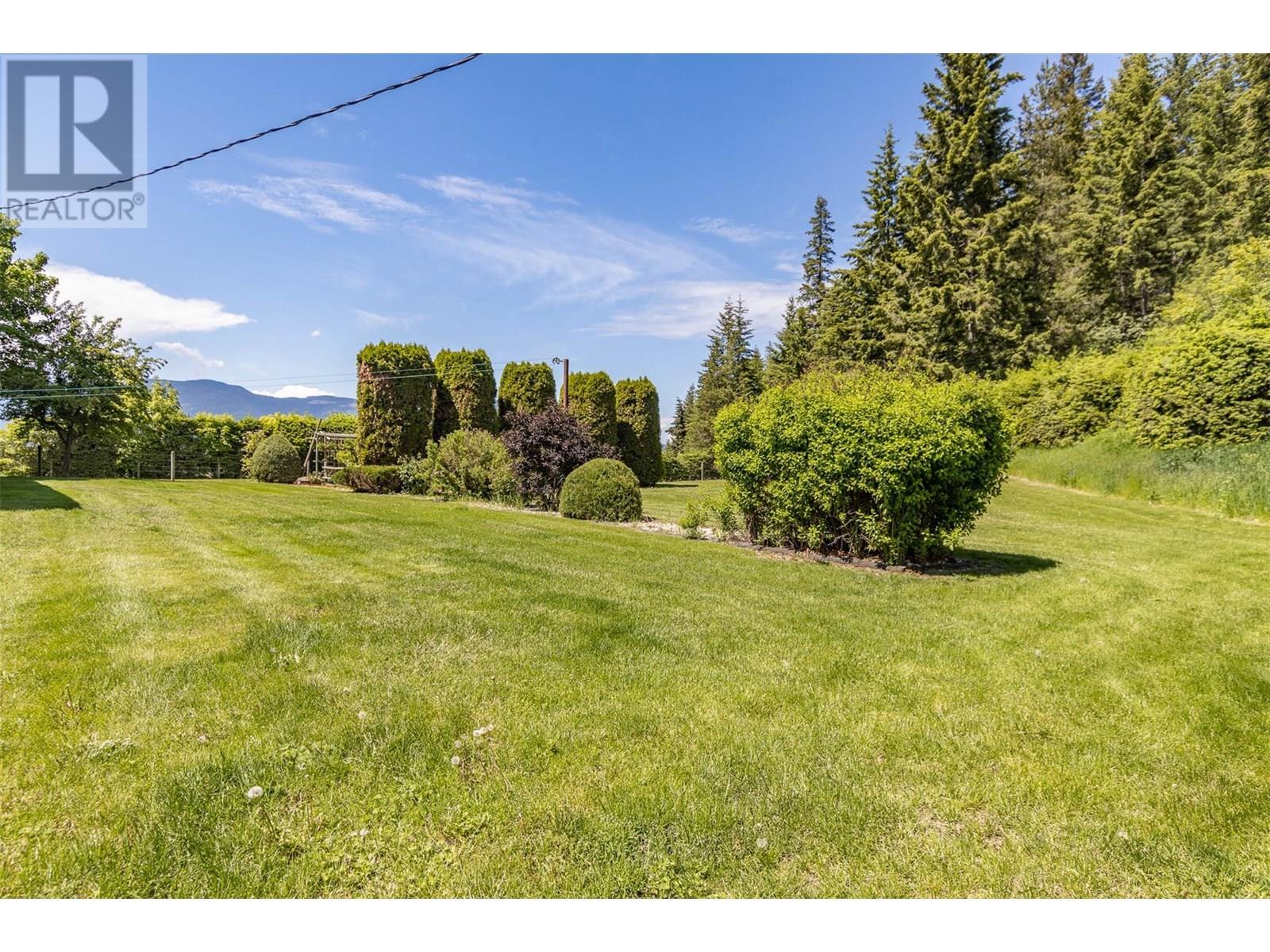 Photo de la propriété:  3851 10 Avenue Southeast  BC V1E 1W7 