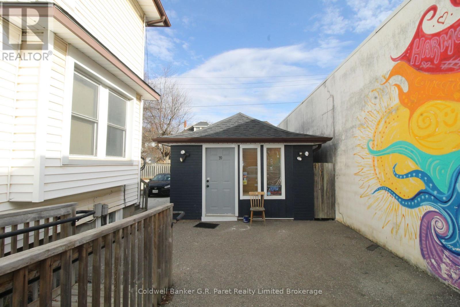 Property Photo: 39 Norfolk Street North ON N3Y 3N6