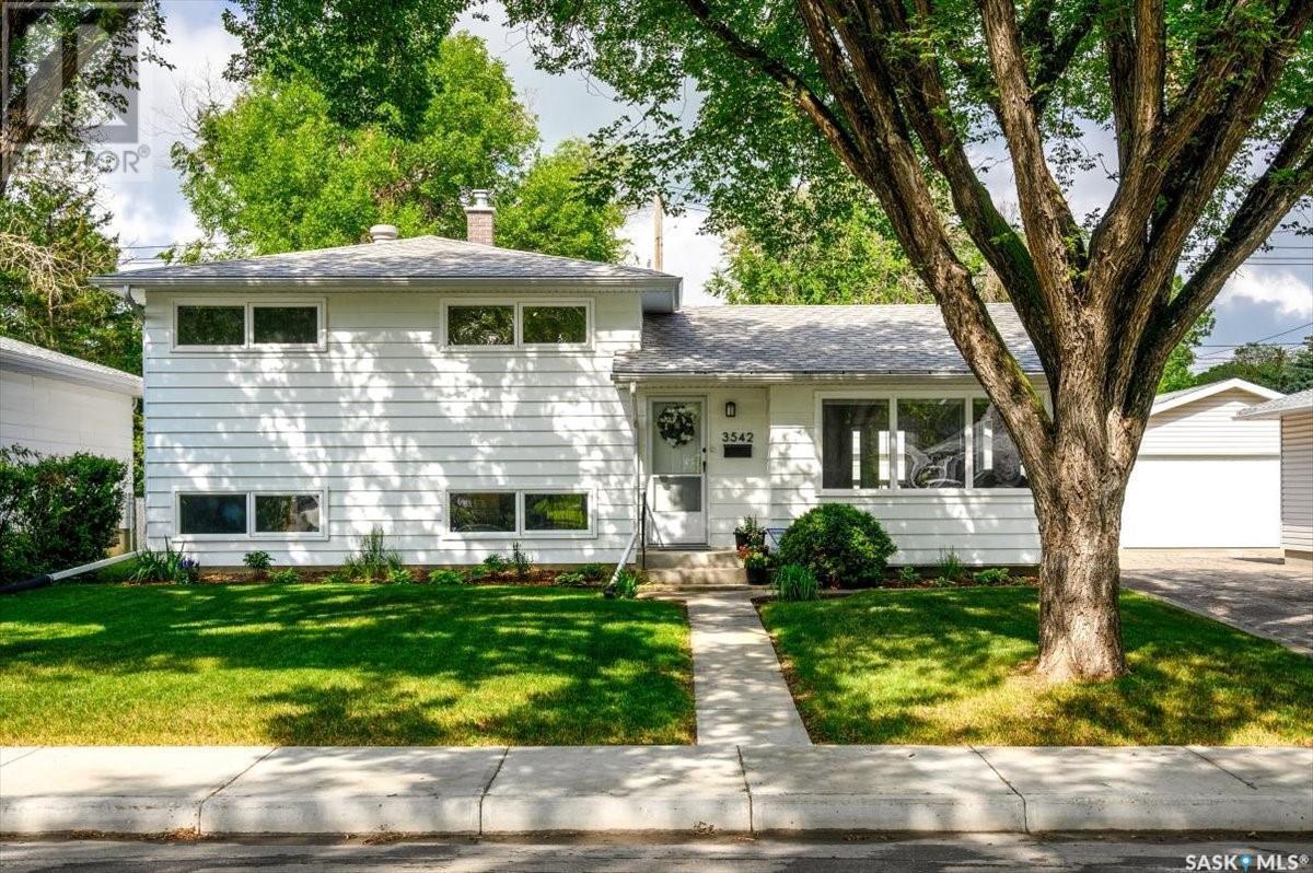 Photo de la propriété: 3542 Queen Street SK S4S 2G3