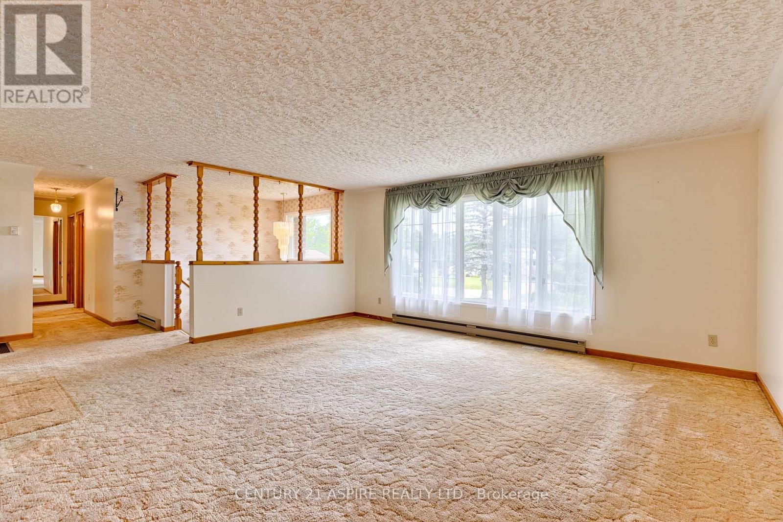 Photo de la propriété: 18 Biesenthal Road ON K8H 2Y9