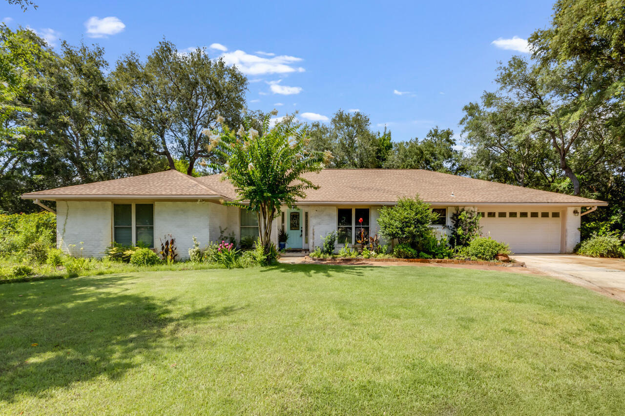 Property Photo: 5 Cahaba Court FL 32541