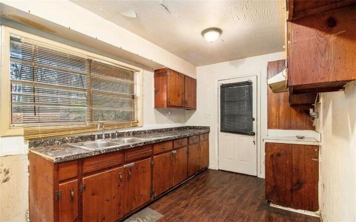 Property Photo: 1491 Boulderwoods Drive GA 30316