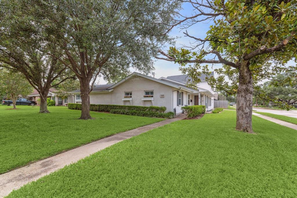 Property Photo: 2603 Haverhill Drive TX 77008