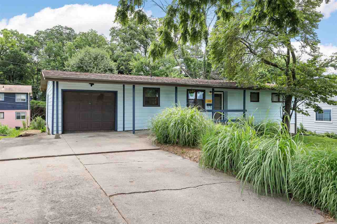 Property Photo: 408 Terrace Rd IA 52245