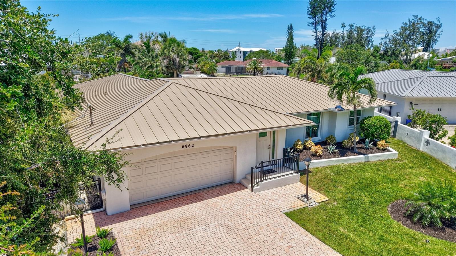Property Photo: 6962 Belgrave Drive FL 34242