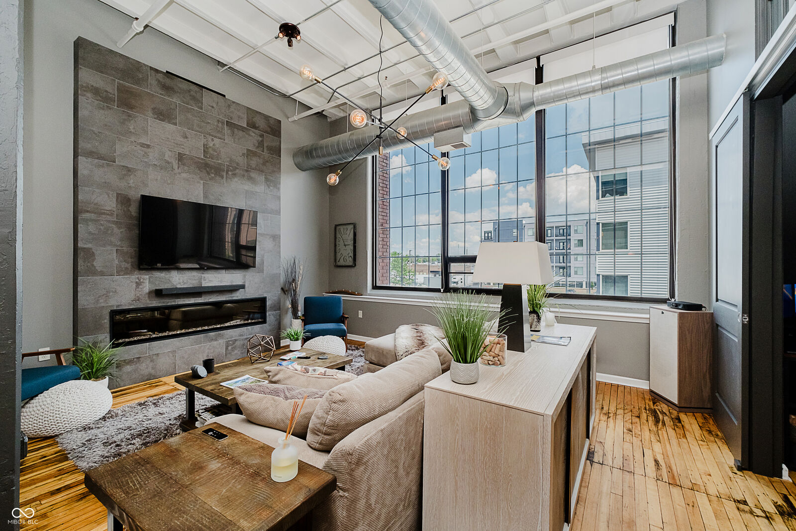 Property Photo: 624 E Walnut Street 26 IN 46204