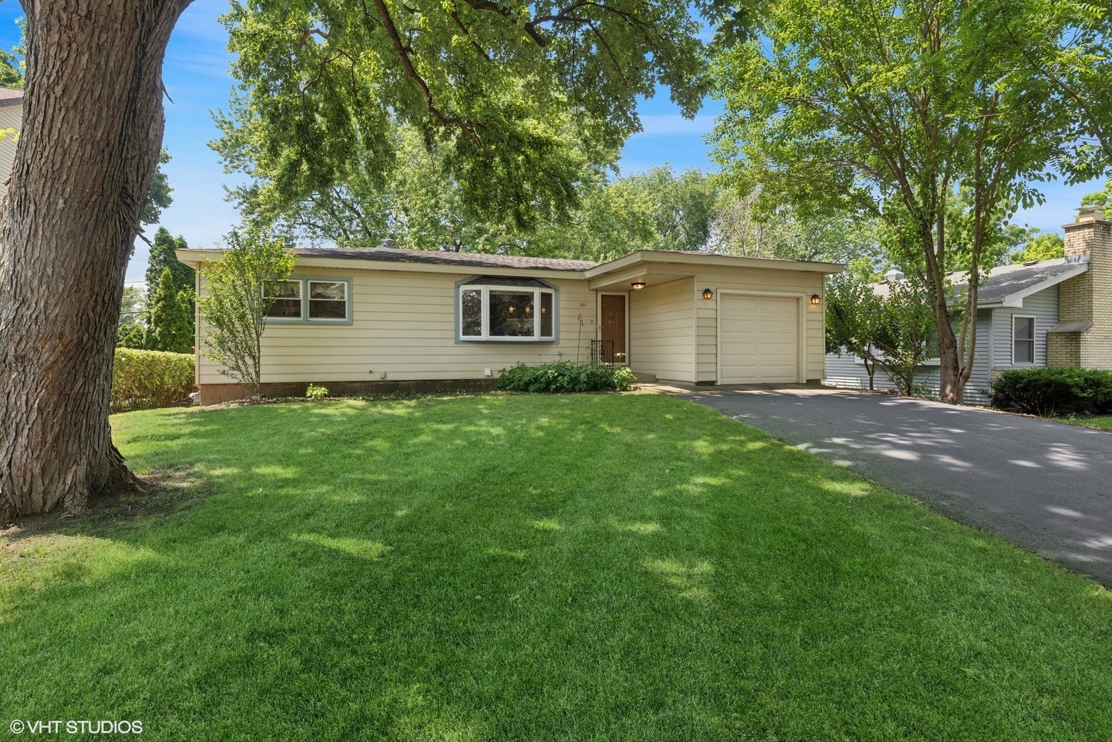 Property Photo: 3513 Woodland Circle IL 60042