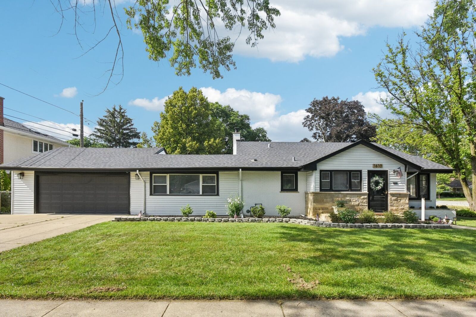 Property Photo: 1610 S Greenwood Avenue IL 60068