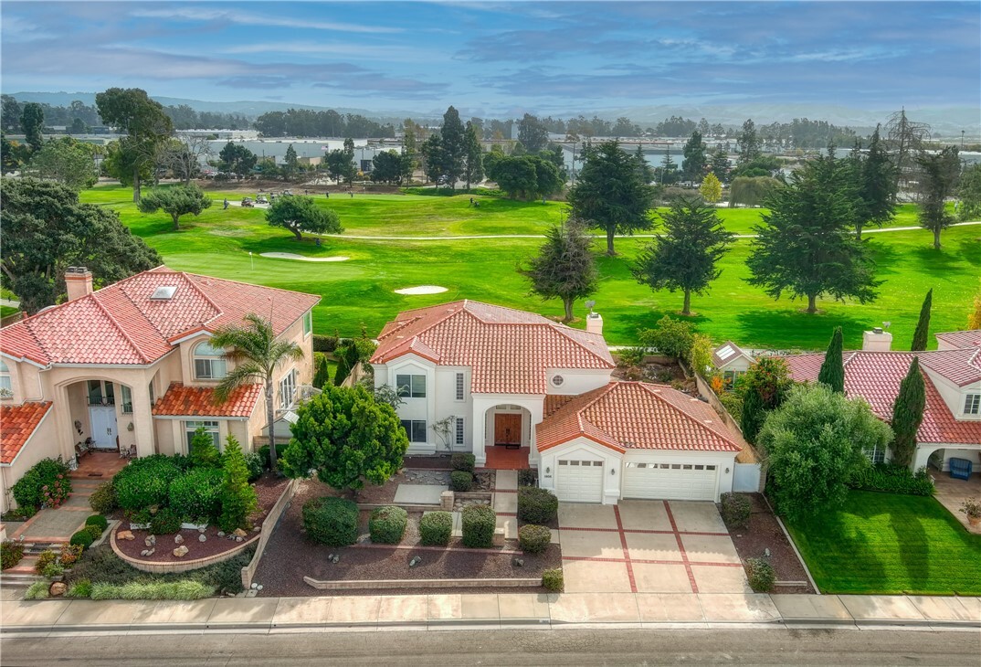 Property Photo: 1008 Fairway Vista Drive CA 93455