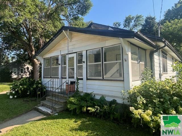 Property Photo: 3220 Park View Blvd IA 51105