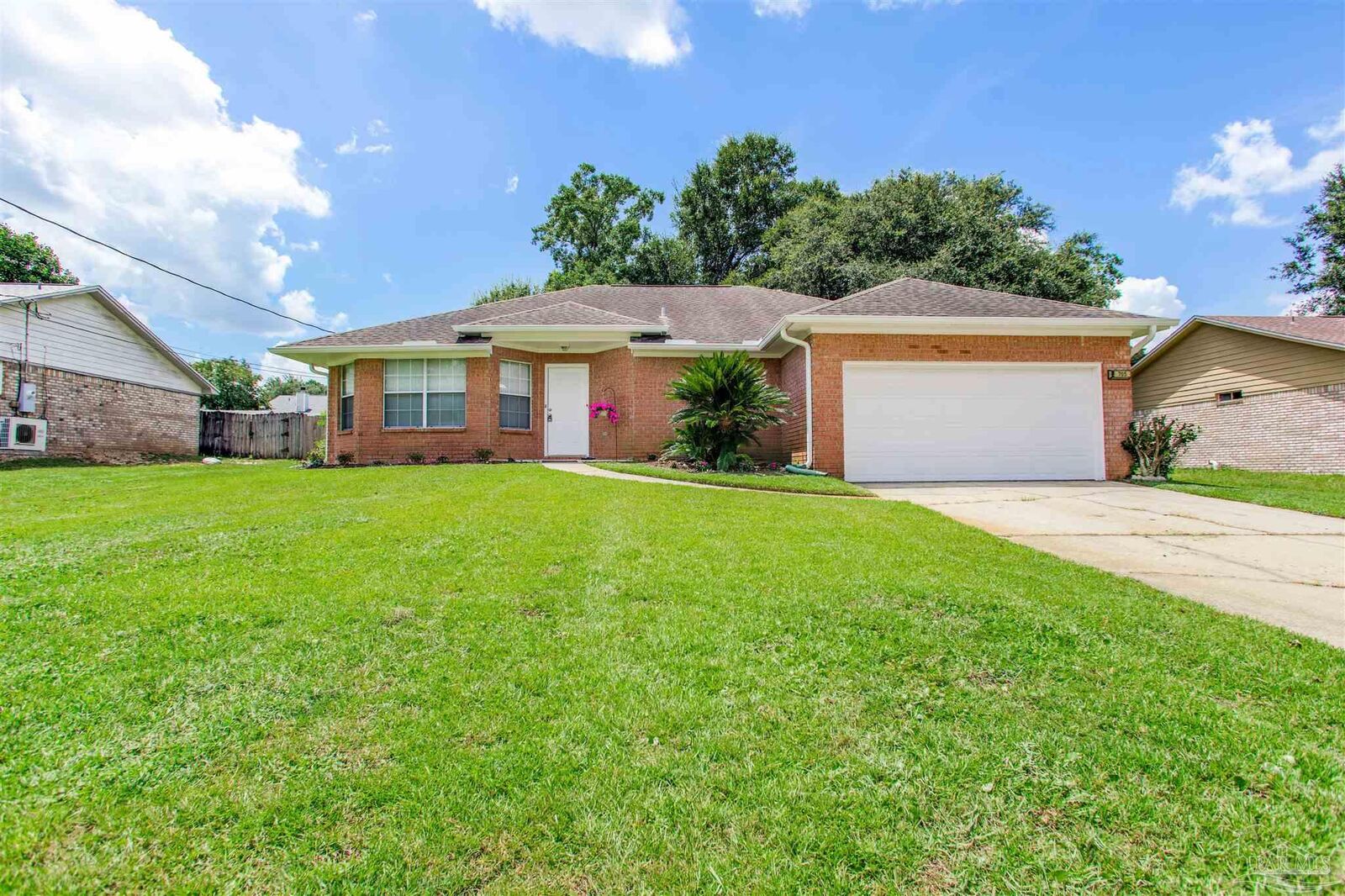 Property Photo: 705 Meadowview Ln FL 32514